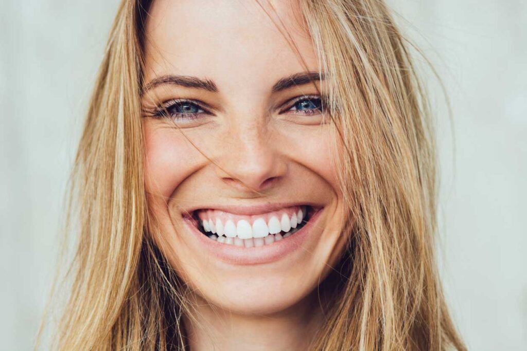 ¿Has pensado en mejorar tus dientes? ¡Cuenta con nuestra estética dental en Zaragoza! Diseño de Sonrisa, blanqueamientos y carillas hechas a medida.