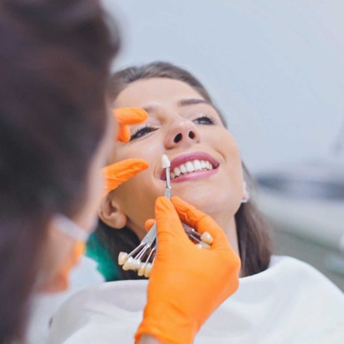 estetica-dental ¿Has pensado en mejorar tus dientes? ¡Cuenta con nuestra estética dental en Zaragoza! Diseño de Sonrisa, blanqueamientos y carillas hechas a medida.